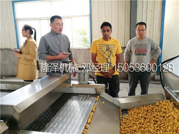 欢迎印度朋友千里迢迢来隆泽考察工厂用爆米花机